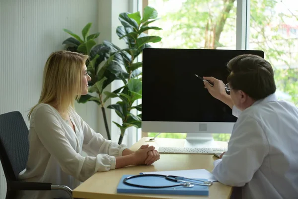 Doctor Está Hablando Con Una Paciente — Foto de Stock
