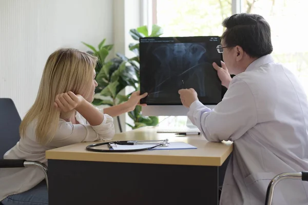 Vrouw Gesprek Met Arts Psychiater Het Ziekenhuis Discussie Zoeken Naar — Stockfoto