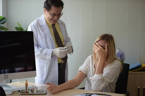 Dokter Injecteert Een Vrouw — Stockfoto