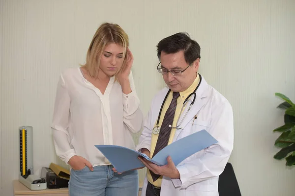 Dokter Praat Met Vrouw Patiënt — Stockfoto