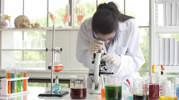 Asian Female Scientist Working Laboratory — Stock Photo, Image