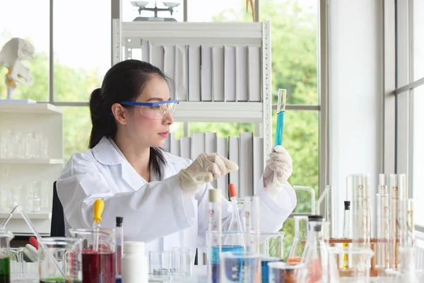 Asiatisk Kvinnlig Forskare Verksam Laboratorium — Stockfoto