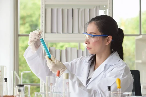Asiatisk Kvinnlig Forskare Verksam Laboratorium — Stockfoto