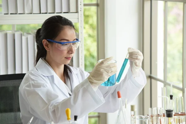 Laboratóriumban Dolgozó Ázsiai Női Tudós — Stock Fotó