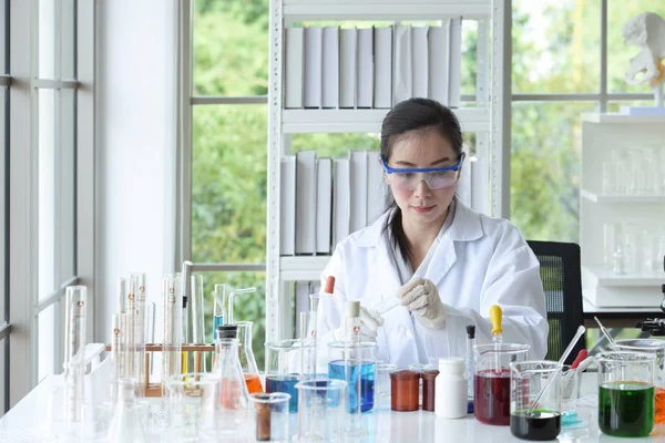 Азиатские Учёные Работают Лаборатории — стоковое фото