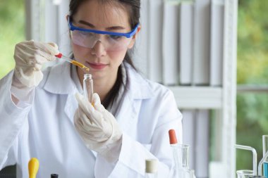 Laboratuvarda çalışan Asyalı kadın bilim adamı