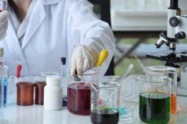 Yakın çekim güzel bir bilim adamı. Bilim adamları bilim laboratuarları içinde çalışıyoruz. Laboratuvar ve Labaratuar donanımları.