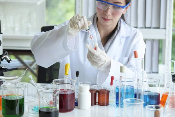 Jeunes Femmes Scientifiques Expérimentent Science Labo Une Scientifique Asiatique Tient — Photo