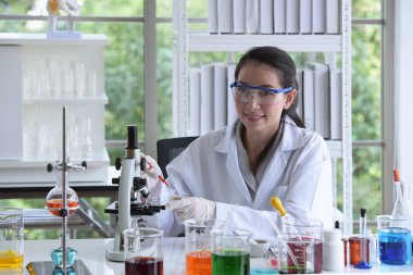 Yakın çekim güzel bir bilim adamı. Bilim adamları bilim laboratuarları içinde çalışıyoruz. Laboratuvar ve Labaratuar donanımları.