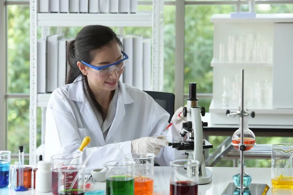 Unga Kvinnliga Forskare Experimenterar Med Vetenskap Lab Asiatiska Forskare Håller — Stockfoto