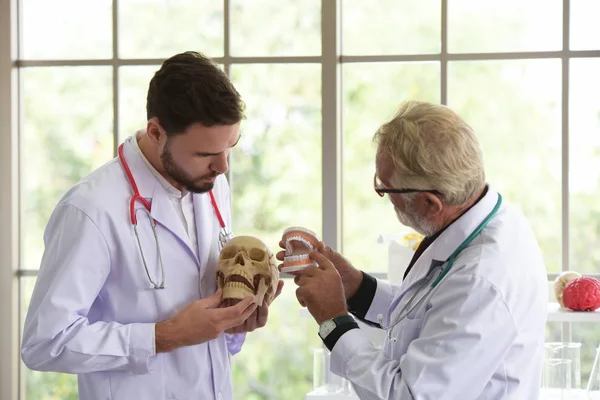 Docteur Avec Crâne Humain Vieux Médecin Expliqué Les Connaissances Physiologiques — Photo