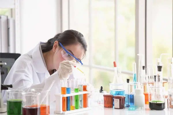 Jeunes Femmes Scientifiques Expérimentent Science Labo Une Scientifique Asiatique Tient — Photo