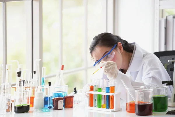 Jeunes Femmes Scientifiques Expérimentent Science Labo Une Scientifique Asiatique Tient — Photo