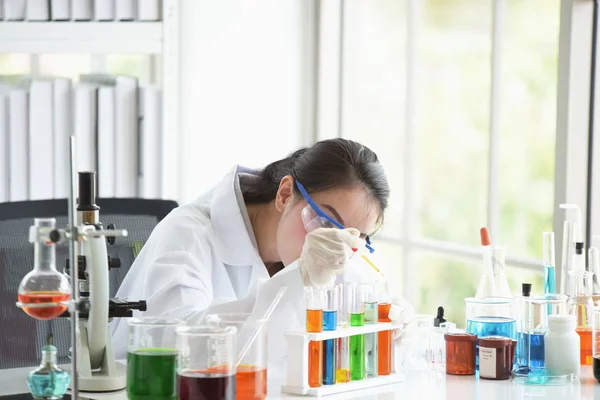 Jovens Cientistas Estão Experimentando Ciência Lab Cientista Asiático Segurando Tubo — Fotografia de Stock