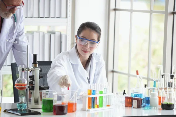Cientista Feminina Asiática Trabalhando Laboratório — Fotografia de Stock