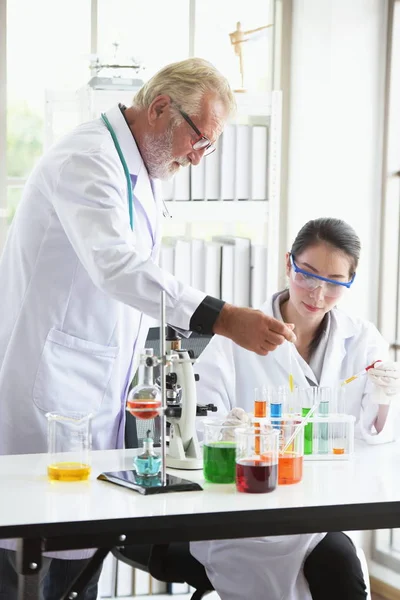 Dois Cientistas Que Trabalham Laboratório — Fotografia de Stock