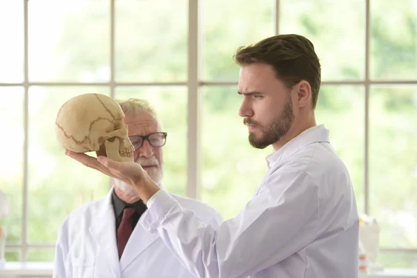 Wissenschaftler Arbeiten Wissenschaftlichen Laboratorien Und Laborgeräten Nahaufnahme Eines Schönen Wissenschaftlers — Stockfoto