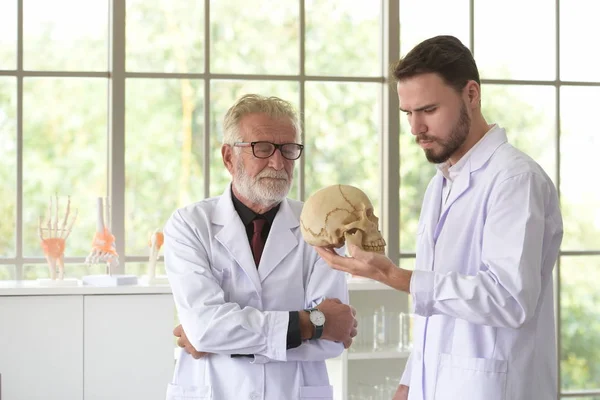 Doktor Mit Menschlichem Schädel Der Alte Doktor Erklärte Dem Jungen — Stockfoto