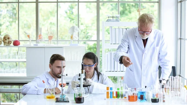 Cientistas Estão Trabalhando Laboratórios Ciência Close Científicojovem Cientista Olhando Através — Fotografia de Stock