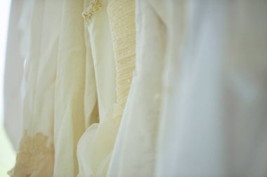 Gelinlikler butikte askıda asılı.