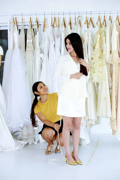 Девушка Модельер Выбирает Свадебное Платье Невесты — стоковое фото