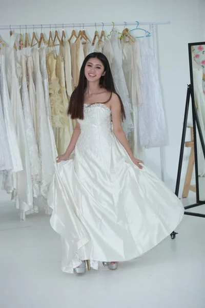 Una Novia Hermoso Vestido Sosteniendo Ramo Flores Vegetación Boda Retrato — Foto de Stock