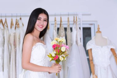 Gelin ve buket düğün elbise soyunma odasında denemek mutluyuz. Gelin elbise soyunma odasında hazırlanması ölçmek için gelin geldi.