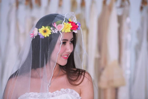 Asian Bride Wearing Wedding Dress Flowers Head — Stock Photo, Image