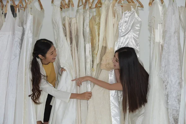 Asiatique Mariée Est Choisit Robe Mariée Boutique Avec Consultant — Photo