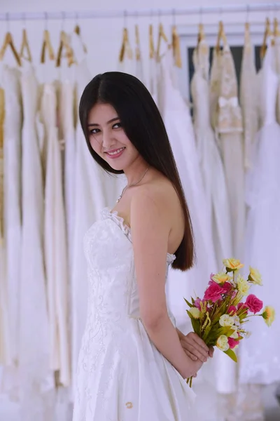 Невеста Букет Удовольствием Примеряют Свадебные Платья Гардеробной — стоковое фото