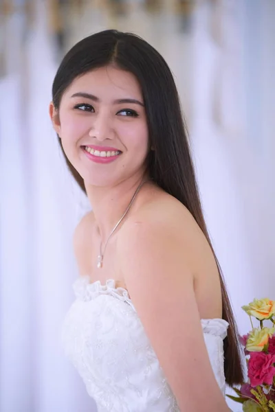 Sposa Asiatica Abito Sposa Con Mazzo Fiori — Foto Stock