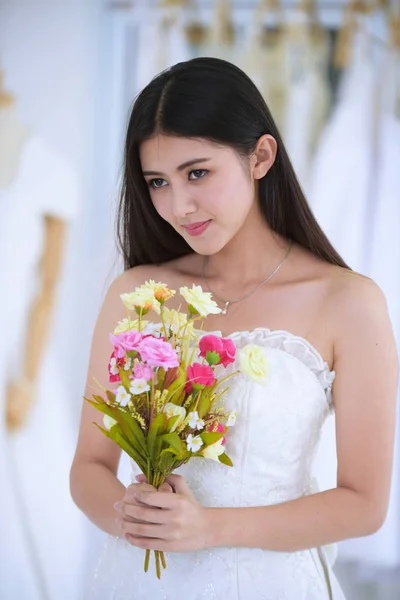 Азиатская Невеста Свадебном Платье Букетом Цветов — стоковое фото