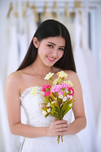 Sposa Bouquet Sono Felici Provare Gli Abiti Sposa Nel Camerino — Foto Stock