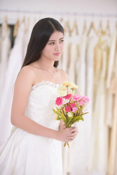 Sposa Asiatica Abito Sposa Con Mazzo Fiori — Foto Stock