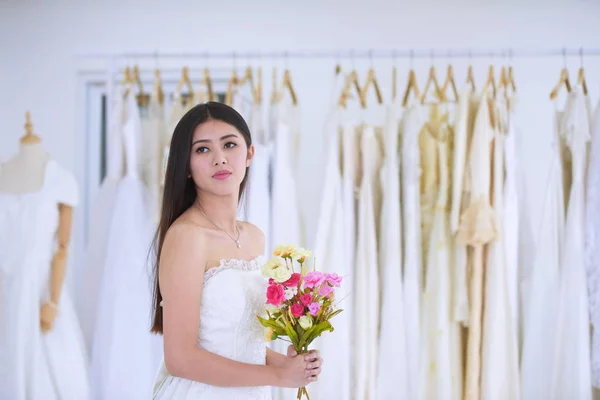 Sposa Bouquet Sono Felici Provare Gli Abiti Sposa Nel Camerino — Foto Stock