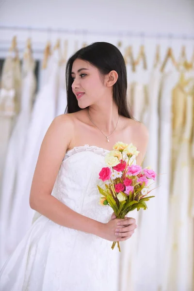 Невеста Букет Удовольствием Примеряют Свадебные Платья Гардеробной — стоковое фото