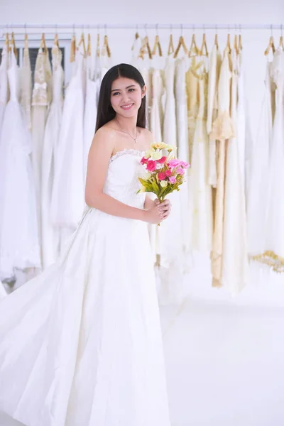 Gelin Buket Düğün Elbise Soyunma Odasında Denemek Mutluyuz Gelin Elbise — Stok fotoğraf