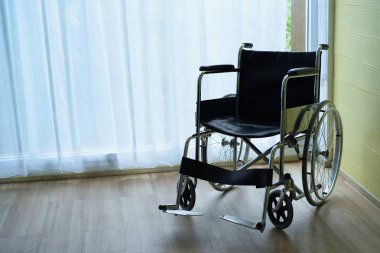 Hastanenin boş odasında tekerlekli sandalye