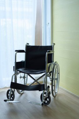 Hastanenin boş odasında tekerlekli sandalye