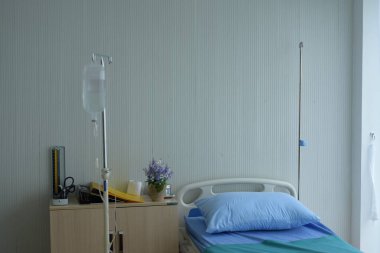 Yeni boş hastane odasında iç. Boşalt ve cerrahi blok Üroloji Kliniği, hastane koğuşunda hasta izleme için tıbbi malzeme ile hastalar için hastane yatağında temizle.
