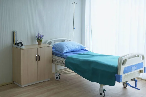 Кровать Пустой Палате Больницы — стоковое фото