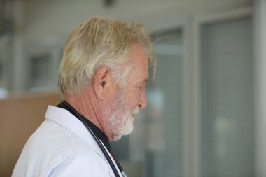Tıp üniformalı yaşlı doktor.