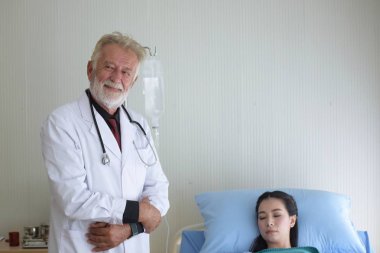 Doktor ve hasta hastane odasında