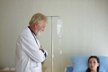 Doktor ve hasta hastane odasında