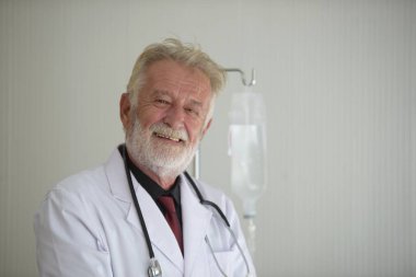 Steteskoplu ve üniformalı yaşlı bir doktor. 
