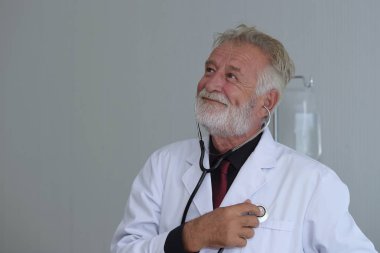 Steteskoplu ve üniformalı yaşlı bir doktor. 