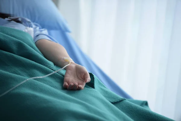 Frau Liegt Krankenhaus Auf Bett — Stockfoto