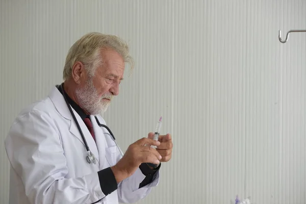 Doctor Preparing Injection Patient Hospital — Stock Photo, Image