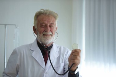 Steteskoplu ve üniformalı yaşlı bir doktor. 