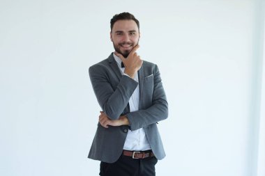 Zarif kostüm giymiş genç beyaz bir adam.